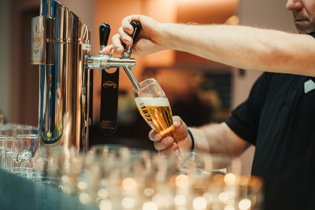 city-lounge-bar-beer-pour