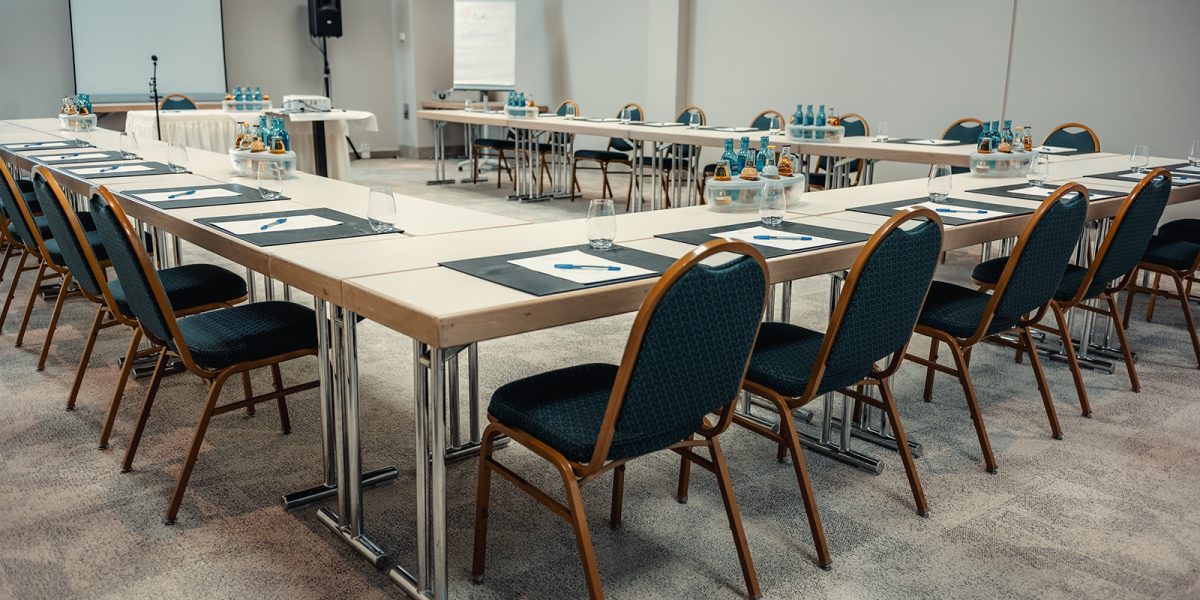 city-park-hotel-bankett-tische-seitenansicht